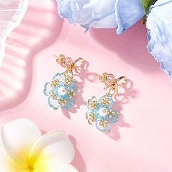 Небесно-голубой Серьги-гвоздики с подвесками из стеклянных бусин ручной работы в виде цветка, с фурнитурой для сережек-гвоздиков из латуни и акрила, золотые, голубой, 30x18.5 мм