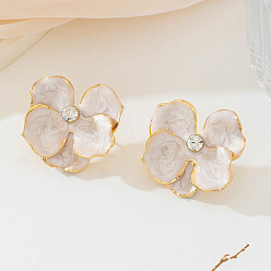 Белый Серьги-гвоздики из цветочного сплава. со стразами и эмалью, золотые, белые, 30x30 мм