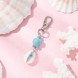 Темно-бирюзовый Подвески из натуральных ракушек каури, с синтетическими бирюзовыми бусинами в виде черепахи и поворотными карабинами из сплава для украшения сумок, темные бирюзовый, 72~77 мм, Кулон : 45~48x14x10 мм, застежка : 31x12.5x5 mm