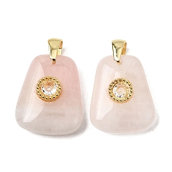 Розовый Кварц Природного розового кварца подвески, Трапециевидные подвески с латунной инкрустацией из прозрачных кубических цирконий., золотые, стойки покрытие, 21.5x17~17.5x8 мм, отверстие : 3.5x4.3 мм