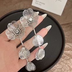 Платина Серьги-гвоздики с подвесками из сплава с кристаллами и стразами в виде цветов и листьев, платина, 98x34 мм