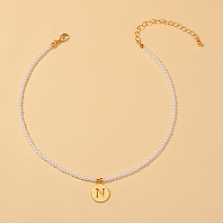 Letter N Круглые пластиковые бусины из жемчуга, 304 плоские круглые подвески из нержавеющей стали с буквами для женщин, белые, золотые, Письмо N, 12.99 дюйм (33 см)