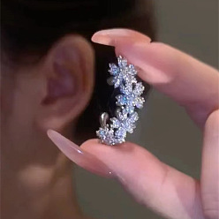 Цветок Серьги-каффы из сплава стразов, платина, цветок
