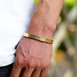 Золотой 201 простые браслеты из нержавеющей стали, Шарнирные браслеты для мужчин и женщин, резной цветочный узор, золотые, внутренний диаметр: 2-1/2 дюйм (6.5 см)