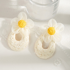 Белый Женские серьги-гвоздики из ротанга, серьги, цветок, белые, 77x40 мм