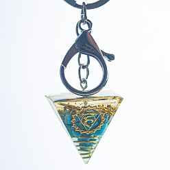 Turquesa Sintético Llavero con colgante de generadores de energía de resina piramidal de orgonita con tema de chakra, Chips de turquesa sintéticos reiki en el interior para decoración de bolsos de coche., 3 cm