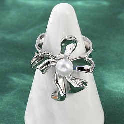 Платина Латунные кольца-манжеты для женщин, с бусинами из искусственного жемчуга из АБС-пластика, цветок, стойки покрытие, долговечный, без свинца и без кадмия, платина, Цветок: 22x20 мм, внутренний диаметр: 17 мм