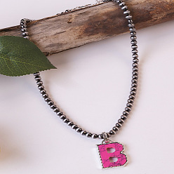 Letter B Ожерелья из круглых пластиковых бусин с инициалом из окрашенной синтетической бирюзы CCB для женщин, темно-розовыми, В письме, 18.90 дюйм (48 см)