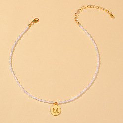 Letter M Круглые пластиковые бусины из жемчуга, 304 плоские круглые подвески из нержавеющей стали с буквами для женщин, белые, золотые, Буква М, 12.99 дюйм (33 см)