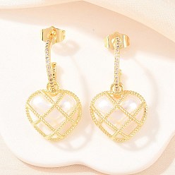 Настоящее золото 18K Серьги-гвоздики в форме сердца из латуни с микропаве и прозрачными кубическими циркониями ко Дню святого Валентина., с абс пластмассовой имитационной жемчужиной, без кадмия и без свинца, долговечный, стойки покрытие, реальный 18 k позолоченный, 31.5x17.5 мм