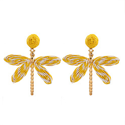Светло-хаки Серьги-гвоздики из сплава и рафии, стрекоза, золотые, светлый хаки, 65x61 мм