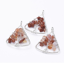 Красный Агат Долговечные латунные подвески, проволочные подвесные подвески, с натуральными чипсами, Треугольник с деревом, платина, 39~40x30~31x4~8 мм, отверстие : 4.5 мм
