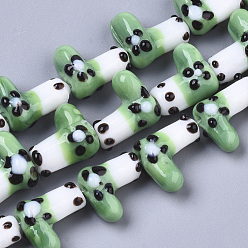 Светло-зеленый Бусы лэмпворк ручной работы, Рождественский чулок, на Рождество, светло-зеленый, 15~16x14x8~9 мм, отверстие : 1.8 мм, около 30 шт / нитка, 16.93 дюйм (43 см)