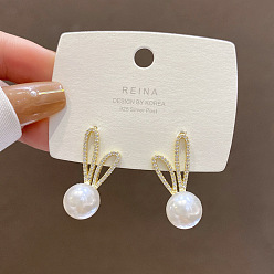 Кролик Серьги-гвоздики из латунного микро-паве, с пластиковой имитационной жемчужиной, кролик, 30 мм