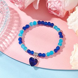 Темно-Голубой Браслеты с подвесками из круглого бисера, имитирующего нефрит, окрашенного методом запекания, с подвесками в виде граненых стеклянных сердечек и латунными бусинами-разделителями из стразов, глубокое синее небо, внутренний диаметр: 2-1/8 дюйм (5.5 см)