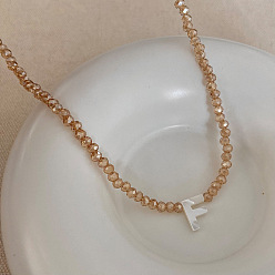 Letter F Подвеска с инициалом из натуральной ракушки, ожерелья с подвеской из стеклянных бусин, с латунными концевыми цепями, золотые, темно-золотистые, Буква F, 13.98 дюйм (35.5 см)