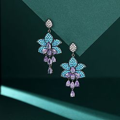 Лиловый Серьги-гвоздики с подвесками из латуни с микропаве из кубических цирконий в форме цветка и каплевидной формы, платина, сирень, 52x24 мм