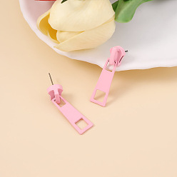 Бледно-Розовый Серьги-гвоздики с подвеской из эмалевого сплава и застежкой-молнией, розовый жемчуг, 34x10 мм