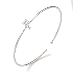 Letter F Браслеты на открытой манжете с прозрачным покрытием из латуни с микро-паве и кубическим цирконием, браслеты с крутящим моментом для женщин, платина, без свинца и без кадмия, Буква F, внутренний диаметр: 1-7/8x2-1/4 дюйм (4.8x5.8 см)