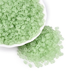Vert Clair Perles de rocaille en verre transparent dépoli fgb, arachide, trou rond, teint et cœur, vert clair, 5.5~6.5x3.5~5x3~3.5mm, Trou: 1.2~1.5mm, environ 4500 pcs / livre