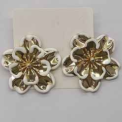 Белый Серьги-гвоздики из сплава с эмалью и цветочным рисунком из запекаемой краски, золотые, белые, 55x55 мм