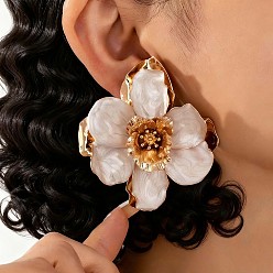Белый Серьги-гвоздики из сплава и эмали, цветок, золотые, белые, 65x57 мм