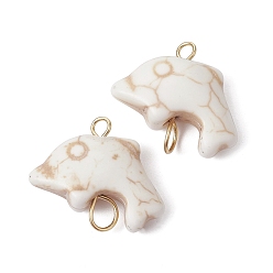 (404) Непрозрачное AB Кислое яблоко Подвески из синтетической бирюзы, звенья «дельфин» с двойными петлями из позолоченной нержавеющей стали, цветочный белый, 15~16x20x6.5~7 мм, отверстия : 2 mm и 3.5 мм