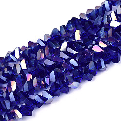 Полуночно-синий Гальванизируйте прозрачное стекло бисер нитей, треугольные, с покрытием AB цвета, граненые, темно-синий, 3~3.5x4~4.5x4~4.5 мм, отверстие : 0.8 мм, около 121~131 шт / нитка, 14.37~15.35 дюйм (36.5~39 см)