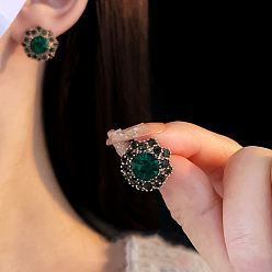 Изумруд Серьги-гвоздики в виде цветка из сплава и страз, изумруд, 15 мм