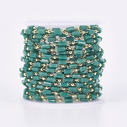 Морско-зеленый Ручной цепи стекло бисером, пайки, с латунной фурнитурой , с катушкой, долговечный, реальный 18 k позолоченный, кубоид, цвета морской волны, 4.5x2.5~3x2.5~3 мм, 2 мм, около 32.8 футов (10 м) / рулон