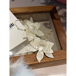 Белый Серьги-кольца из акрила и сплава, цветок, золотые, белые, 70 мм