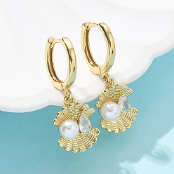 Настоящее золото 18K Серьги-кольца из латуни в форме ракушки с микропаве из кубического циркония, с ABS имитации жемчуга, стойки покрытие, долговечный, без свинца и без кадмия, реальный 18 k позолоченный, 28.5x10.5 мм