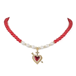 Roja Collar con colgante de circonita cúbica y latón en forma de corazón, con jade natural teñido de Malasia y cuentas de perlas de concha, rojo, 15.59 pulgada (39.6 cm)