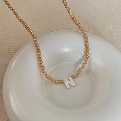 Letter N Подвеска с инициалом из натуральной ракушки, ожерелья с подвеской из стеклянных бусин, с латунными концевыми цепями, золотые, темно-золотистые, Письмо N, 13.98 дюйм (35.5 см)