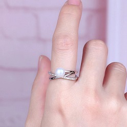 Платина Перекрещивающиеся латунные микропаве прозрачные кубические цирконии с пластиковой имитацией жемчуга манжетные кольца, платина, внутренний диаметр: 15~19 мм