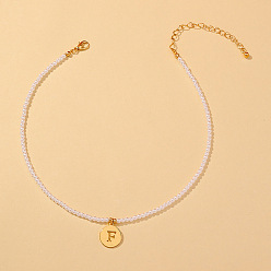 Letter F Круглые пластиковые бусины из жемчуга, 304 плоские круглые подвески из нержавеющей стали с буквами для женщин, белые, золотые, Буква F, 12.99 дюйм (33 см)