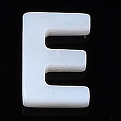 Letter E Естественных пресноводных стеклянные бусы, цвет морской раковины, Начальная буква, Письмо E, 10x7x2 мм, отверстие : 0.8 мм