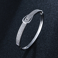 Платина Женские браслеты на шарнирах из латуни с микропаве и прозрачным фианитом, пряжка, платина, внутренний диаметр: 2-1/2 дюйм (6.3 см)