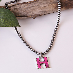 Letter H Ожерелья из круглых пластиковых бусин с инициалом из окрашенной синтетической бирюзы CCB для женщин, темно-розовыми, Письмо ч, 18.90 дюйм (48 см)