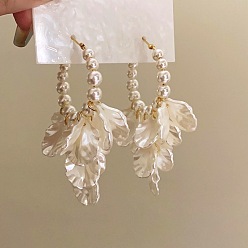 Белый Серьги-кольца из сплава «Петалин», со смолой и пластиковой жемчужиной, золотые, белые, 65x35 мм