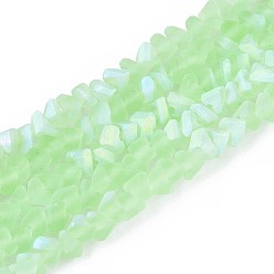 Бледно-Зеленый Матовые прозрачные стеклянные бусины, треугольные, с половиным покрытием, с покрытием AB цвета, бледно-зеленый, 2.5~3.5x4~4.5x4~4.5 мм, отверстие : 0.9 мм, около 135 шт / нитка, 11.61 дюйм (29.5 см)