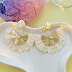 Желтая Старая Ткань  Серьги-гвоздики из сплава рафии в стиле бохо, золотые, старое кружево, 70x65 мм