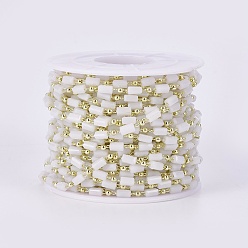 Белый Ручной цепи стекло бисером, пайки, с латунной фурнитурой , с катушкой, долговечный, реальный 18 k позолоченный, кубоид, белые, 4.5x2.5~3x2.5~3 мм, 2 мм, около 32.8 футов (10 м) / рулон