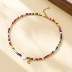 Letter E Ожерелья из круглых бусин в форме сердца из натуральных ракушек и разноцветных стеклянных семян, ожерелья шкентеля, 304 колье из нержавеющей стали, золотые, Письмо E, 15.35 дюйм (39 см)