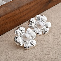 Посеребрённый Серьги-гвоздики из латуни с цветком, с пластиковой имитационной жемчужиной, 925 серебро покрытием, 25x25 мм