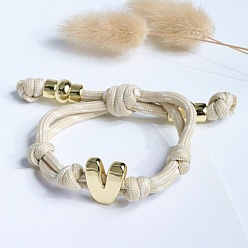 Античный Белый Браслеты из хлопкового шнура с плетеным узлом и буквой V, латунные подвески в виде букв алфавита для женщин и мужчин, золотые, старинный белый, внутренний диаметр: 1.97~2.76 дюйм (5~7 см)