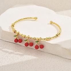 Вишня Милые и симпатичные латунные браслеты-манжеты, браслеты с подвесками для женщин, с пластиковым, вишня, внутренний диаметр: 2-3/8 дюйм (6 см)