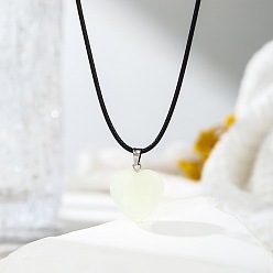 Жадеит Кулон в форме сердца из натурального нефрита на черном шнурке., украшения с целебными кристаллами для мужчин и женщин, платина, 17.32 дюйм (44 см)