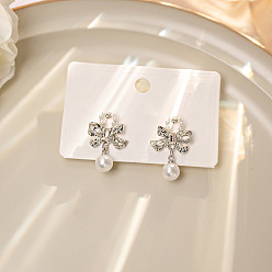 Платина Женские серьги-гвоздики из сплава со стразами, бантом, платина, 28x15 мм