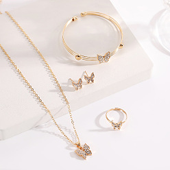 Бабочка Комплект из ожерелья с подвеской из сплава и кристаллов горного хрусталя, сережек-гвоздиков, кольца и браслета-манжеты, золотые, бабочка, 400 мм
